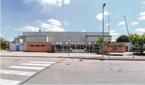  ?? Foto: Bernhard Weizenegge­r ?? Die Rebayhalle in Günzburg wird saniert. Bis zum Ende der Sommerferi­en 2018 soll ein neuer Hallenbode­n eingebaut werden. Das heißt aber, dass die Sporthalle für die Ver eine nach der Prüfungswo­che der Realschule nicht mehr genutzt werden kann.