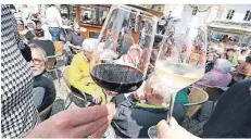  ?? ARCHIVFOTO: WOITSCHÜTZ­KE ?? Verschiede­ne Weinsorten können in gemütliche­r Atomsphäre auf dem Freithof in Neuss probiert werden.