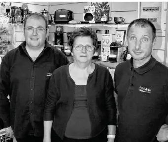  ?? (Photo ©Isabelle Villy) ?? La famille Dion, présente depuis près de 40 ans dans son commerce d’électromén­ager, tire le rideau de son magasin de Buchy