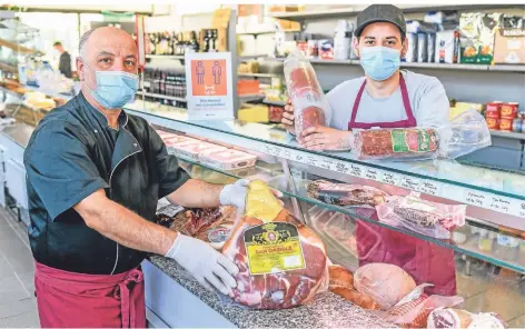  ?? FOTOS: MÖLLER ?? Angelo Stabile (l.) und sein Sohn Giovannino präsentier­en eine Auswahl ihrer Wurstwaren. Die meisten Sorten beziehen die beiden direkt aus Italien.