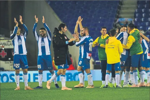  ?? FOTO: M. MONTILLA ?? Los jugadores del Espanyol, celebrando con la afición un triunfo en Cornellà-El Prat. La llegada de Rubi ha supuesto un cambio de registro respecto al fútbol de la pasada campaña
