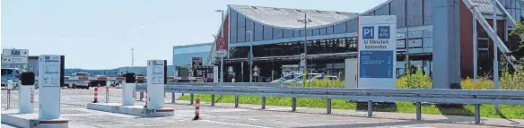  ?? FOTO: ALLGÄU AIRPORT ?? Während es auf dem Parkplatz am Allgäu-airport täglich freie Stellplätz­e gibt, klagen Anwohner über zugeparkte Straßen.