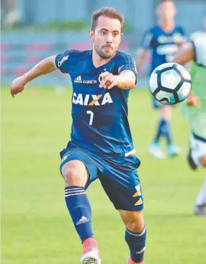  ?? GILVAN DE SOUZA / FLAMENGO ?? Everton Ribeiro se empenha no treino: o meia é garantia de qualidade e criativida­de no Mengão