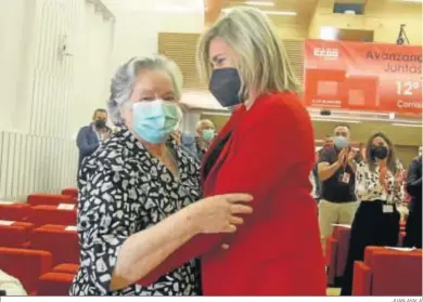  ?? JUAN AYALA ?? Marina Borrego abraza a su madre tras revalidar su cargo como secretaria general de CCOO Córdoba.
