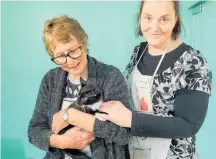  ?? Photo / Supplied ?? Maxwell the kitten gets a cuddle from Shirley (left) and Louside.