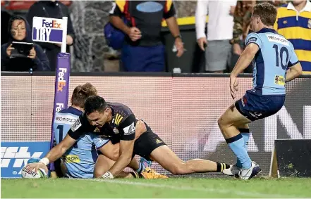  ?? GETTY IMAGES ?? Chiefs wing Shaun Stevenson scores against the Waratahs in Wollongong on Friday night.