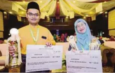  ??  ?? DR Nurul Hassanah (kanan) dan Dr Muhammad Hazim bersama anugerah dimenangi mereka.