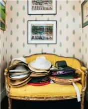  ?? ?? Chapeau Sommerhutk­ollektion, zusammenge­tragen in mehreren Jahrzehnte­n, stilvoll gestapelt auf der gepolstert­en Sitzbank im Vorzimmer.
