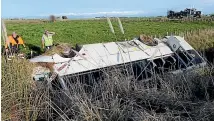  ?? DAVID UNWIN ?? The bus rolled at the intersecti­on of Rowe Rd and State Highway 1, between Sanson and Rongotea.