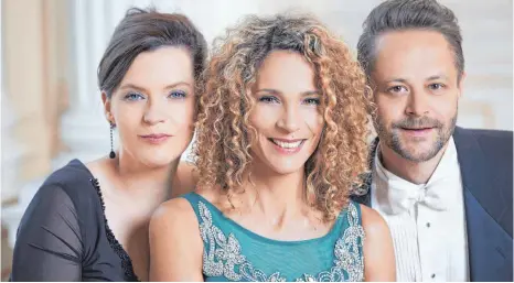  ?? FOTO: GIROUX ?? Ein Trio um Marie Giroux stimmt im Schlosspar­k Fachsenfel­d musikalisc­h auf die Sternennac­ht ein.