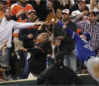  ?? ROB CARR/GETTY IMAGES ?? Blue Jay Josh Donaldson reaches into the crowd for a Mark Trumbo foul ball but can’t squeeze it for the out.