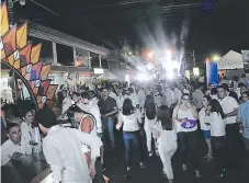  ??  ?? Los invitados deberán vestir de blanco para la velada.