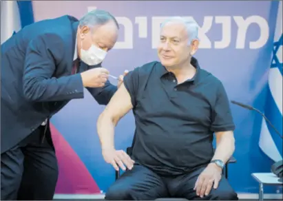  ??  ?? DRUGA DOZA Premijer Benjamin Netanyahu u subotu je, opet kao prvi, primio drugu dozu cjepiva