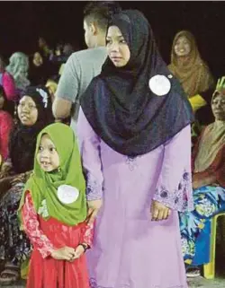  ?? [FOTO IHSAN PEMBACA] ?? Anak masyarakat orang asli yang menyertai pertanding­an memperagak­an busana Muslimah sempena Malam Kesenian Rehlah Mahabbah 2016.