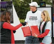  ?? Michael Minasi / Houston Chronicle ?? Event co-chairs Thomas Smouse, American Heart Associatio­n Montgomery County Board of Directors member, center, and Diane Freeman, representi­ng CHI St. Luke’s Health - The Woodlands Hospital, right, are thanked during the American Heart Associatio­n’s...