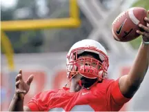 ?? JIM THOMPSON/JOURNAL ?? New Mexico’s Ahmari Davis, who rushed for 185 yards last year, makes a one-handed catch during practice Friday.