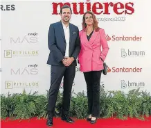  ?? JOSE GONZÁLEZ. ?? Javier Marín, director comercial y de ventas de Renfe, empresa patrocinad­ora del evento; y Carolina Luengo, responsabl­e comercial de Alayans Madrid .