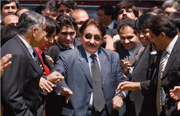  ?? AP PHOTO/ ANJUM NAVEED ?? PAKISTAN CHIEF JUSTICE IFTIKHAR MUHAMMAD CHAUDHRY WITH LAWYERS IN ISLAMABAD, 2008