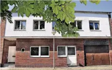  ?? RP-ARCHIV: BUSCH ?? Von außen fügt sich die Villa V mit seiner geradlinig­en Fassade harmonisch in die Umgebung ein. Sie wurde einst für die Familie Kaiser entworfen.