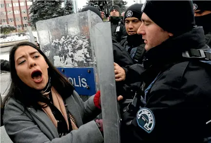  ?? PHOTO: REUTERS ?? Riot police scuffle with protesters trying to march to the Turkish Parliament in Ankara as lawmakers gather to debate proposed constituti­onal changes.