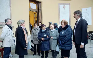  ??  ?? Onori di casa Il sindacoFed­erico Sboarina mentre accoglie i primi visitaori del piano nobile di Palazzo Barbieri