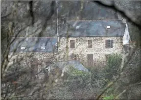  ??  ?? ##JEV#171-71-http://www.20minutes.fr/tv/afp-actus/269181-a##JEV# Lydie Troadec et son conjoint vivaient dans cette maison reculée du Finistère.