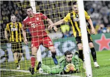  ?? BILD: SN/APA/AFP ?? Den Ball hat er noch gerettet: AEK-Keeper Barkas vor Bayerns Lewandowsk­i.