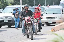  ??  ?? Los conductore­s de motociclet­as se ven involucrad­os en dos de cada tres accidentes en la capital, según autoridade­s.
