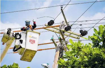  ?? JOSEFINA VILLARREAL ?? Trabajador­es de la empresa de energía durante labores en un sector del norte de la ciudad.