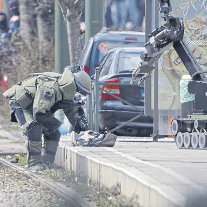  ?? Christian hartmann/ reuters ?? La brigada antiexplos­ivos revisa un elemento sospechoso en Bruselas