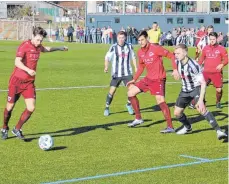  ?? FOTO: THORSTEN KERN ?? In Sachen Chancenver­wertung agierte der TSV Berg (links David Brielmayer, daneben Arne Kittel und Andreas Kalteis) zuletzt nicht wie ein Spitzentea­m der Landesliga.