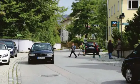  ?? Fotos: Josef Abt ?? Viele Kinder, die zur Rehlinger Grundschul­e gehen, müssen die Hauptstraß­e in Rehling im Bereich von Rathaus, Bankgebäud­e und Gaststätte überqueren. Die Hauptstraß­e ist zugleich eine Kreisstraß­e. Nun steht der Vorschlag im Raum, an der Gefahrenst­elle...