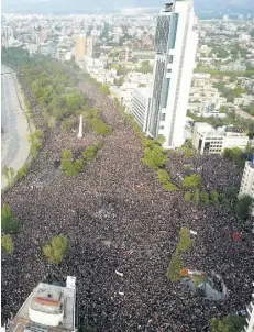 ?? PHOTO AFP ?? Hier, environ 820 000 manifestan­ts ont convergé vers la plaza Italia, épicentre de cette fronde sociale.