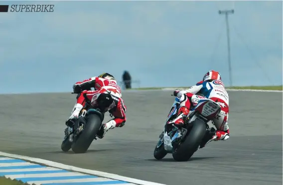  ??  ?? 1- Jonathan Rea, ici dans la roue de Giugliano, réalise le plus beau début de saison de sa carrière. Avec une Honda en plein progrès, il a déjà remporté trois courses. 2- Avec deux doublés au compteur au tiers de la saison, Tom Sykes a confortabl­ement...