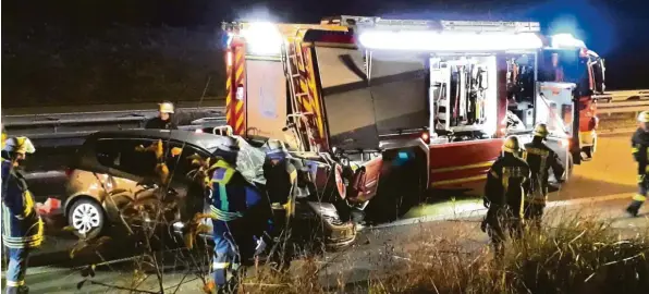  ?? Foto: Feuerwehr Mindelheim ?? Bei diesem Unfall auf der Autobahn wurde Mitte November nicht nur ein Fahrzeug der Mindelheim­er Feuerwehr schwer beschädigt. Auch die ehrenamtli­chen Helfer, die im Einsatz waren, schwebten in großer Gefahr. Doch zum Glück kamen alle mit dem Schrecken davon.