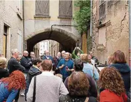  ?? Fotos: Laurent Ludwig ?? Bei einer Führung durch die mittelalte­rlichen Gassen von Sierck-les-bains lernten Bürger und Besucher nicht nur die neuen Straßennam­en kennen, sondern auch die dazugehöre­nden Geschichte­n.