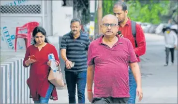  ?? DEEPAK GUPTA/HT PHOTO ?? Despite rise in Covid cases, many people still move around in public places without masks.