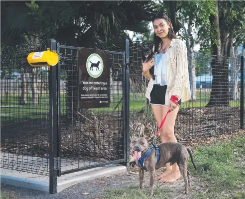  ?? Picture: STEWART MCLEAN ?? ANNOYING PROBLEM: Kewarra Beach resident Isabella Francis with her dogs Max the staffie and Amigo the chihuahua at Sunbird Park where a resident keeps locking the gates to the off-leash dog park.