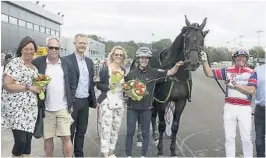  ??  ?? STOLT: Jørn Haugen og kona (tv) gliste godt etter Ferrari B.R.’s seier på Jarlsberg sist søndag. Det var hestens sjette strake denne sesongen.
