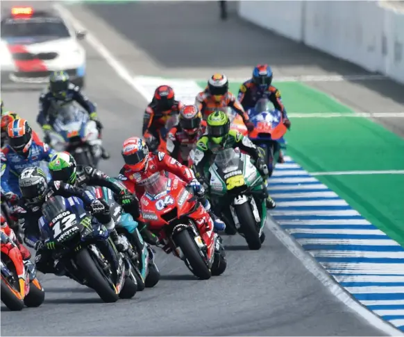  ??  ?? Quartararo devant la meute, une image que l’on a souvent vue cette saison. Rookie de l’année, le Niçois est monté à sept reprises sur le podium. Performant en début de saison, Petrucci s’est éteint après sa victoire au Mugello. Vainqueur à deux reprises, comme Viñales et Dovizioso, Rins termine le championna­t en quatrième position.