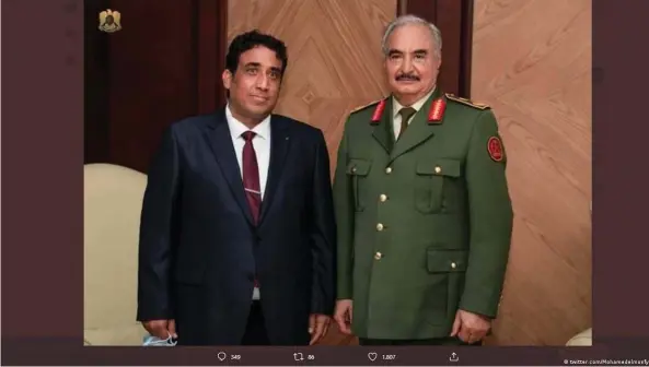  ?? Bild: twitter.com/Mohamedelm­onfy ?? Der Präsident des libyschen Präsidialr­ats, Mohammed Yunus al-Men   (l.), hier mit General Chalifa Haftar, dem starken Mann im Osten Libyens