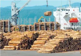  ?? Photo / Ross Setford ?? Logs being loaded at Centreport in Wellington, bound for China.
