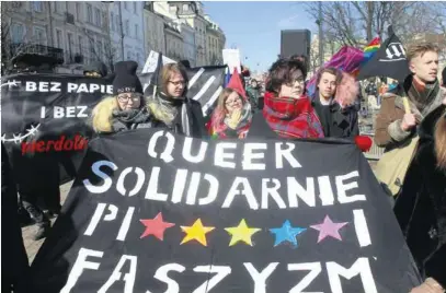  ??  ?? Przedstawi­ciele społecznoś­ci LGBTQ brali udział w sobotniej demonstrac­ji przeciwko rasizmowi i faszyzmowi
