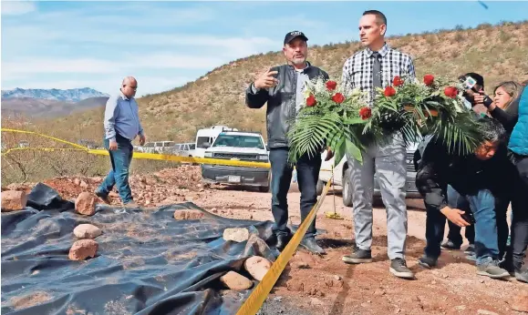  ??  ?? La familia de Adrián Lebaron, padre de Rhonita, colocó una ofrenda floral en el lugar donde murieron su hija y sus nietos