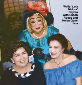  ??  ?? Wally ‘ Lola Nidora’ Bayola with Susan Roces and Helen Gamboa