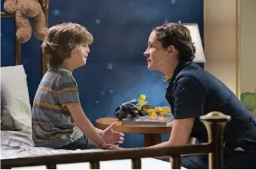  ?? [PHOTO PROVIDED BY DALE ROBINETTE/LIONSGATE VIA AP] ?? Jacob Tremblay, left, and Julia Roberts in a scene from “Wonder.”