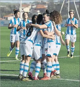  ?? FOTO: GARI GARAIALDE ?? Las jugadoras de la Real celebran uno de lo cuatro goles al Espanyol