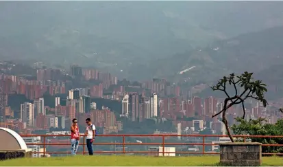  ?? FOTO ?? Pasadas las tres de la tarde, esta era la imagen del sur de Medellín captada desde el cerro Nutibara. A lo largo del día hubo cambios atmosféric­os leves en el Valle de Aburrá.
