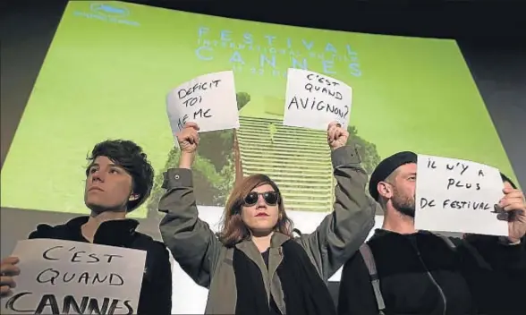  ?? IAN LANGSDON / EFE ?? La protesta en Cannes se ha limitado a una acción de trabajador­es del mundo del espectácul­o contra la reforma laboral