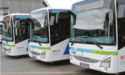  ??  ?? Am Sonntag werden die Fahrpläne des Augsburger Verkehrsve­rbundes umgestellt: Das hat Auswirkung­en auf die Buslinien im Landkreis.